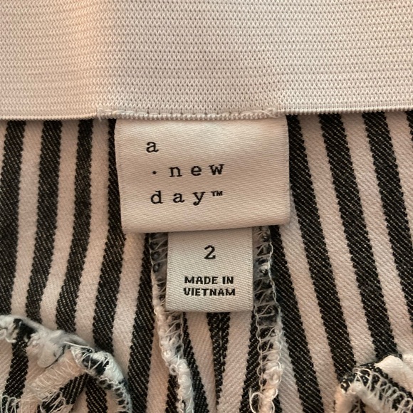 A New Day Womens Striped Pants Size 2 Side Zip Ankle Black White Beetlejuice - Picture 2 of 5
